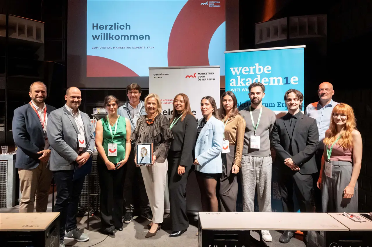 Die Werbe Akademie des WIFI Wien und der Marketing Club Österreich zeichneten Anna Leah Schullerer und Markus Bartha für ihre herausragenden Leistungen im Diplom-Lehrgang Marketing Management aus.
1.v.l. Andreas Ladich (Marketing Club Österreich), 2