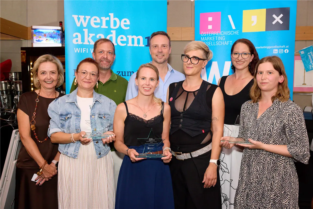 Rookies der Werbe Akademie 2026 im Bereich Online Marketing und Social Media Management. Die Jahrgangsbesten der Diplom-Lehrgänge Online Marketing und Social Media Management der Werbe Akademie des WIFI Wien beim ÖMG-Sommerfest (v.l.): Katharina Stummer (Direktorin Werbe Akademie), Barbara Busch (Rookie), Markus Nutz (Kursleiter Social Media Management), Natalie Müller (Rookie), Alexander Oswald (ÖMG), Sabine Artmayr (Leiterin Online Marketing), Viktoria Zischka (ÖMG), Michaela Kurcsics (Rookie)