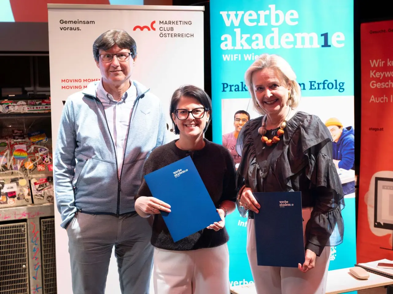 Die Werbe Akademie des WIFI Wien und der Marketing Club Österreich (MCÖ) verliehen auch 2026 die „Rookies of the Year“ des Diplom-Lehrgangs Marketing Management.
v.l. Harald Rametsteiner (Lehrgangsleiter Werbe Akademie), Regina Loster (Geschäftsführ